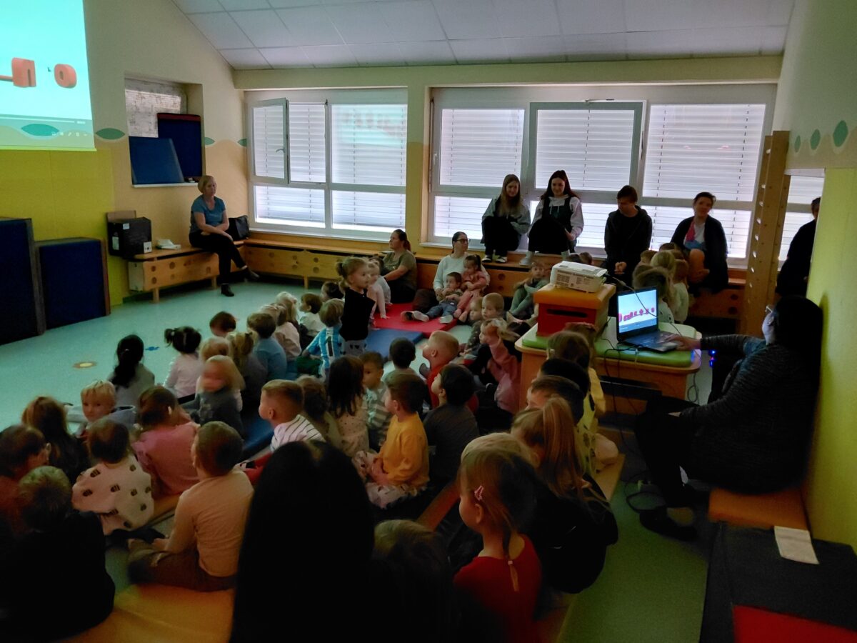 Kino predstava – otroci čakajo na začetek risanke2
