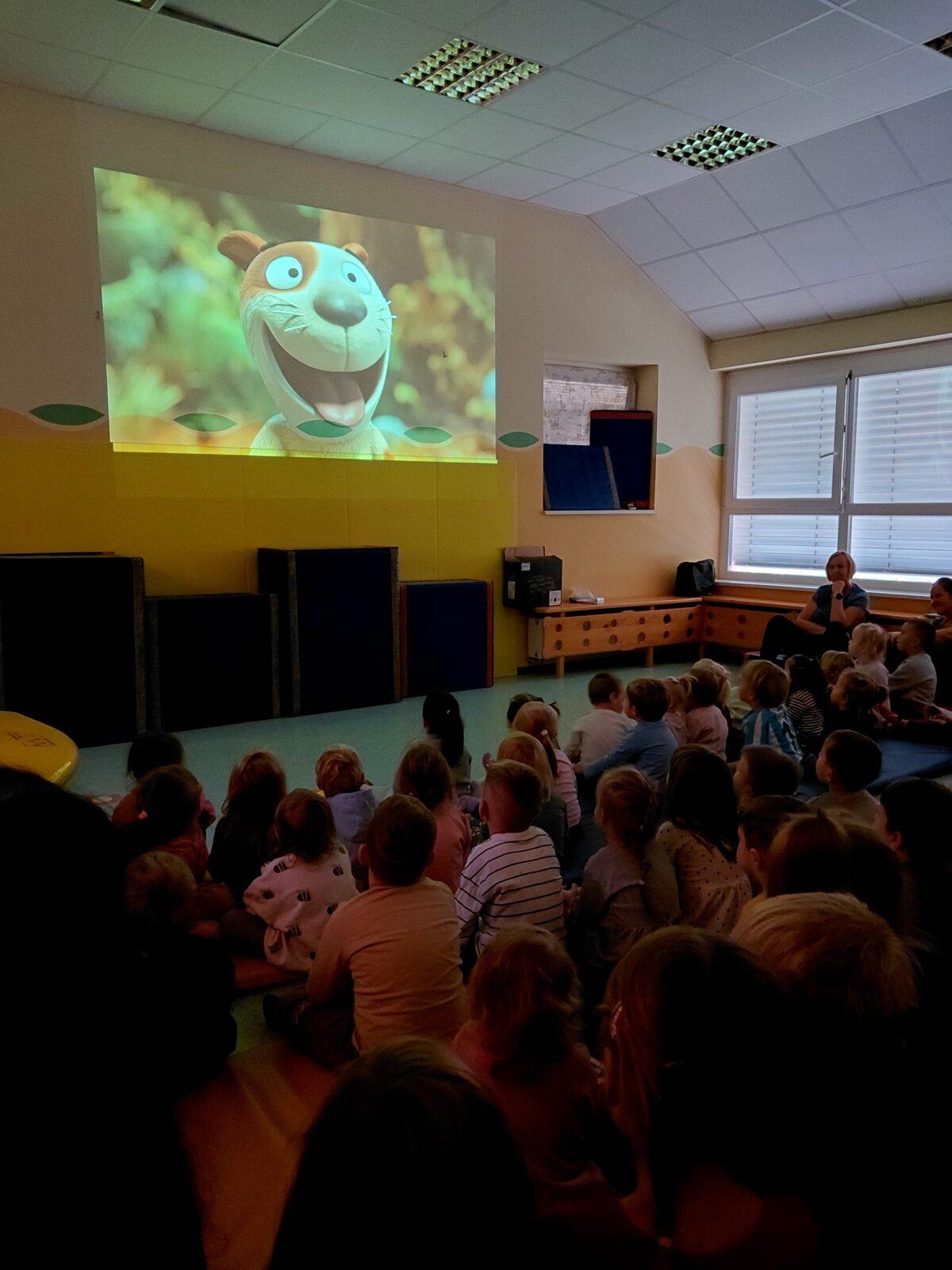 Kino predstava – otroci med gledanjem risanke