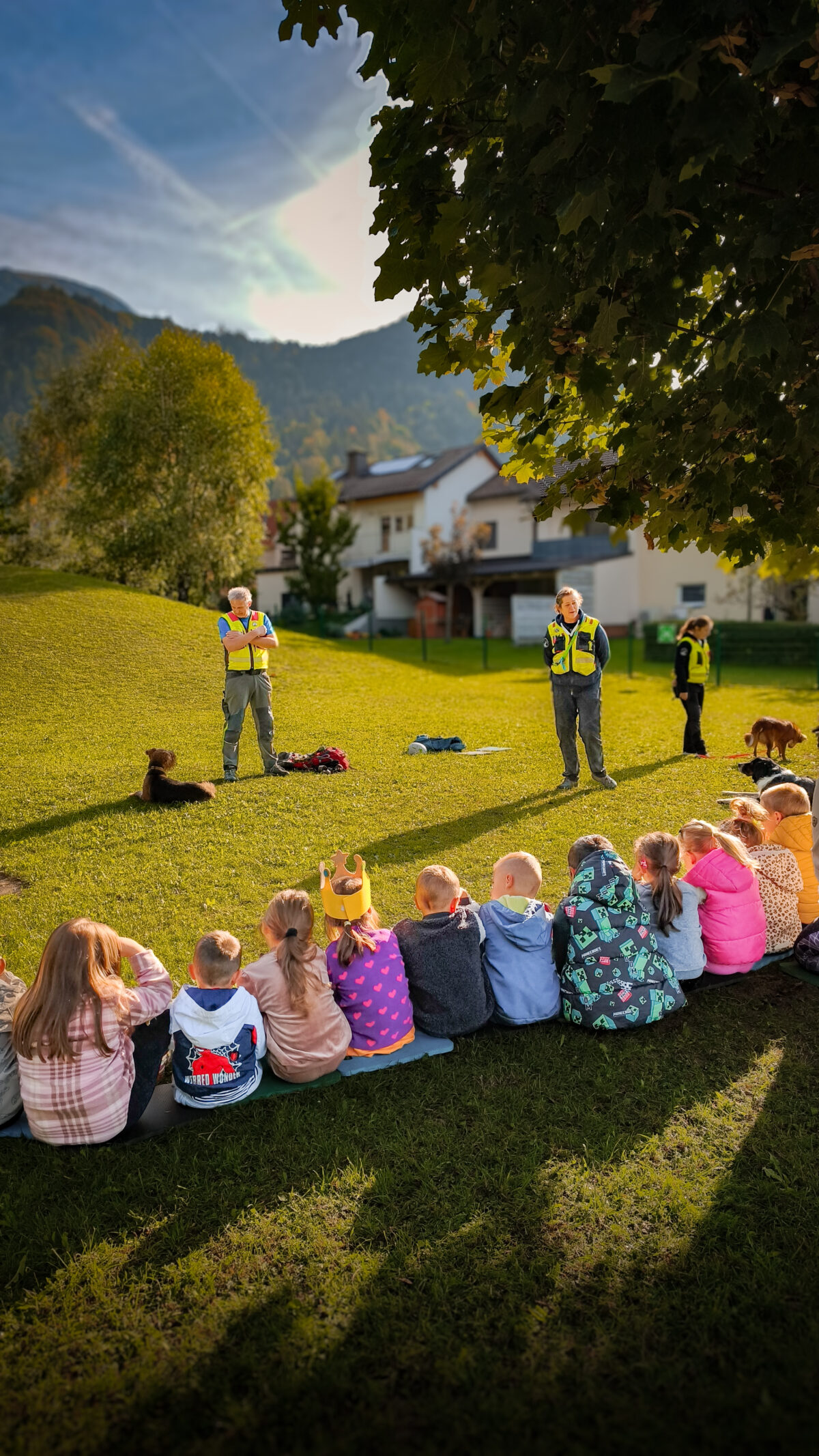 otroci poslušajo vodnico reševalnega psa